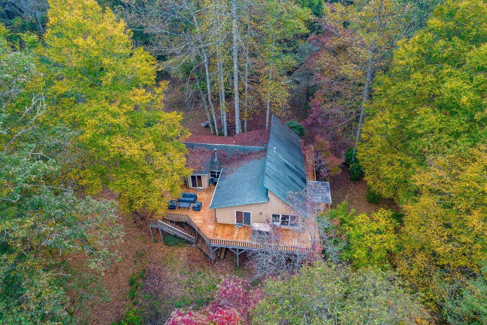 Dog-Friendly Secluded Home with WiFi, Private Washer/Dryer, Grill, and Firepit