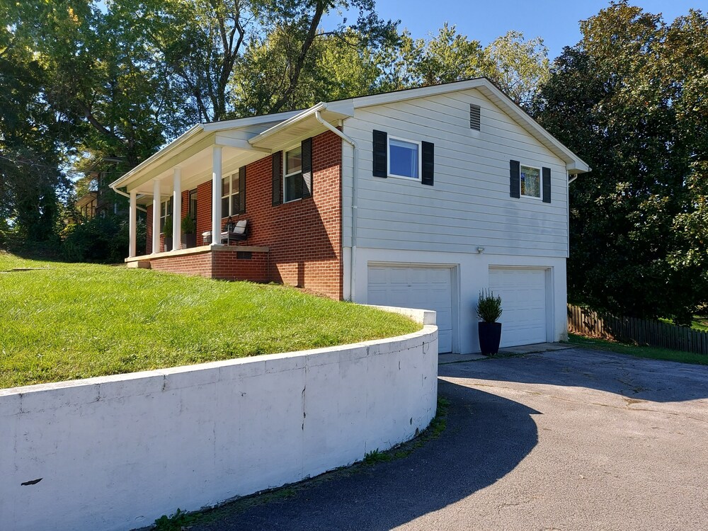 ⭐ Luxurious 1 Bed 1 Bath Suite in West Knoxville ⭐
