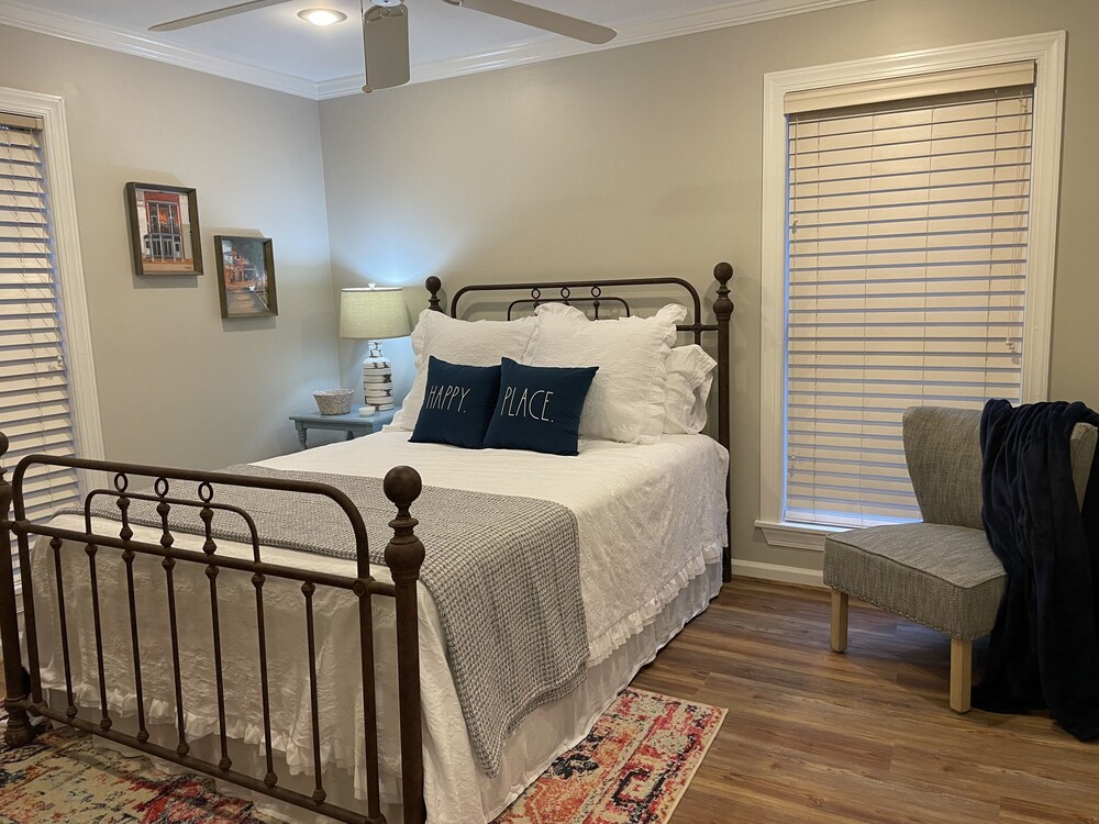 Newly Renovated Charming Oxford Condo Located Steps to the Square