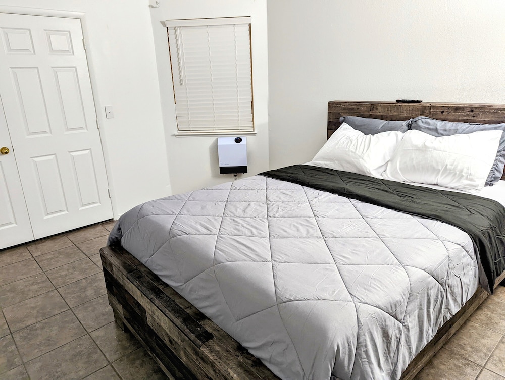 Shared cozy modernized residential home in Las Vegas (Guest Bedroom)