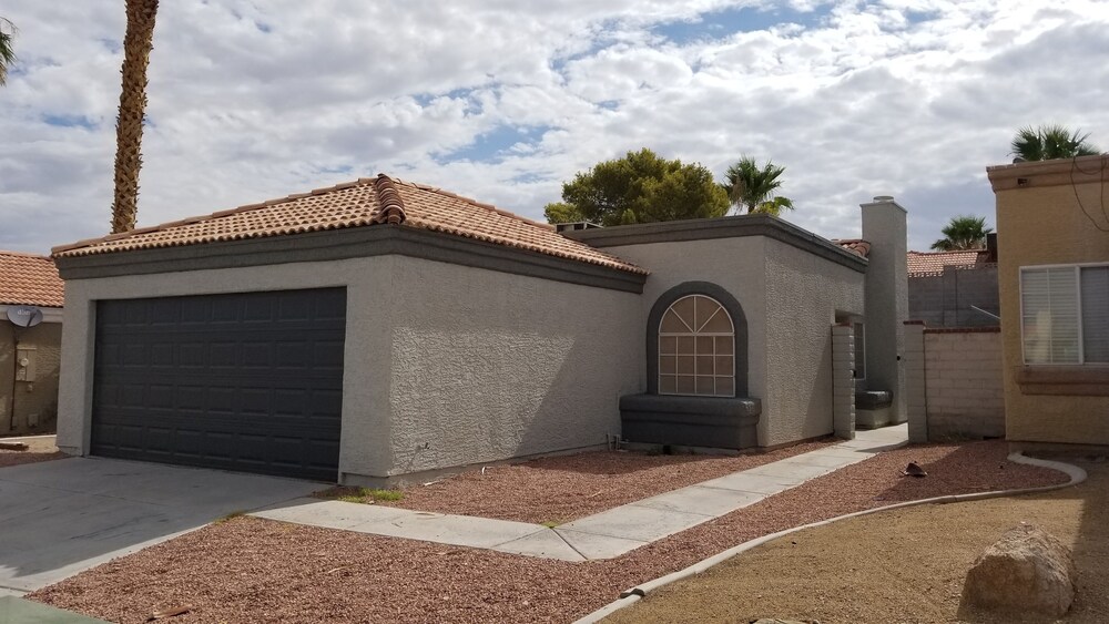 Shared cozy modernized residential home in Las Vegas (Guest Bedroom)