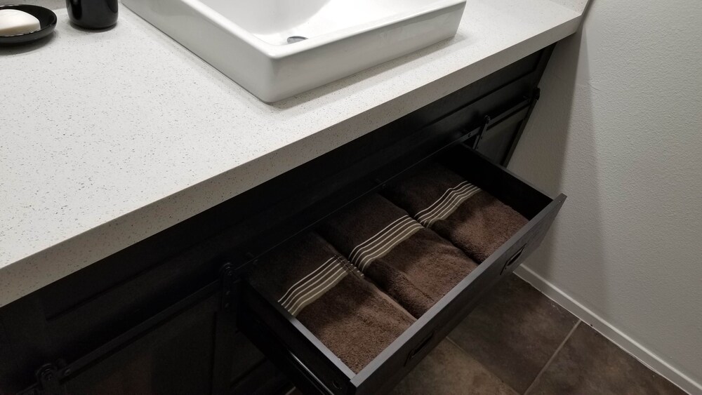 Shared cozy modernized residential home in Las Vegas (Guest Bedroom)