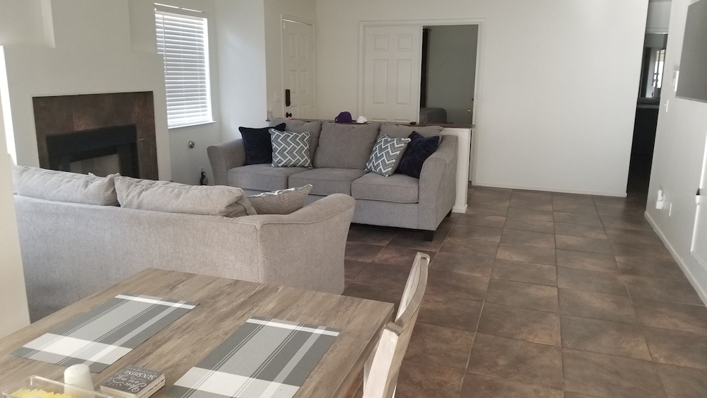 Shared cozy modernized residential home in Las Vegas (Guest Bedroom)