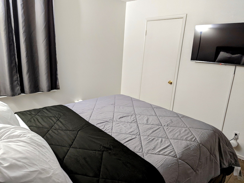 Shared cozy modernized residential home in Las Vegas (Guest Bedroom)