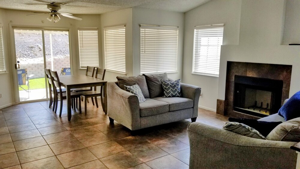 Shared cozy modernized residential home in Las Vegas (Guest Bedroom)