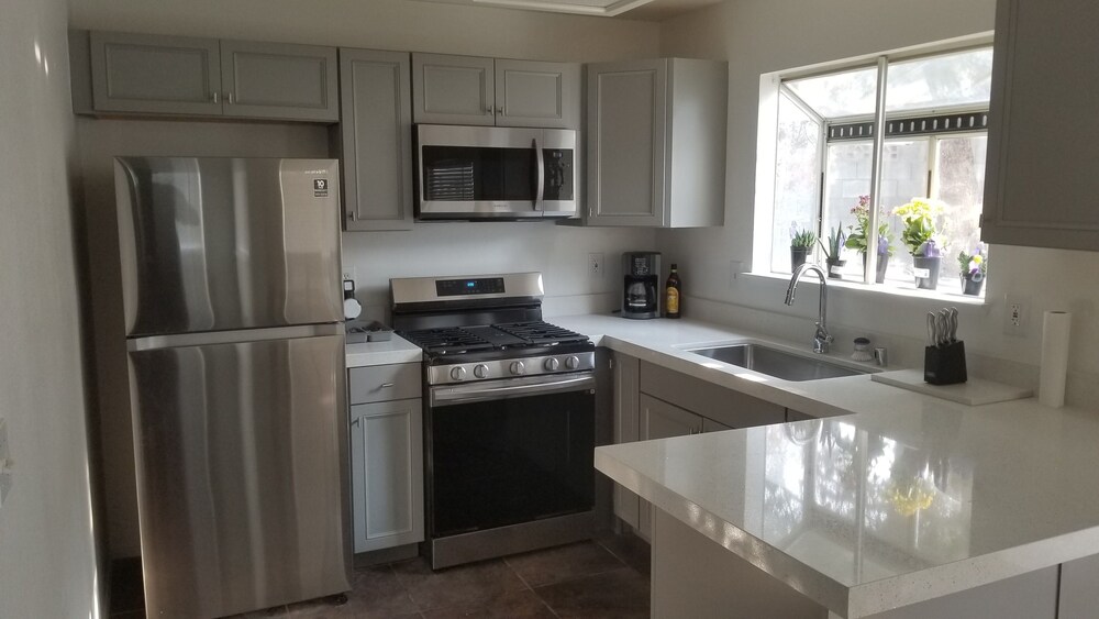 Shared cozy modernized residential home in Las Vegas (Guest Bedroom)