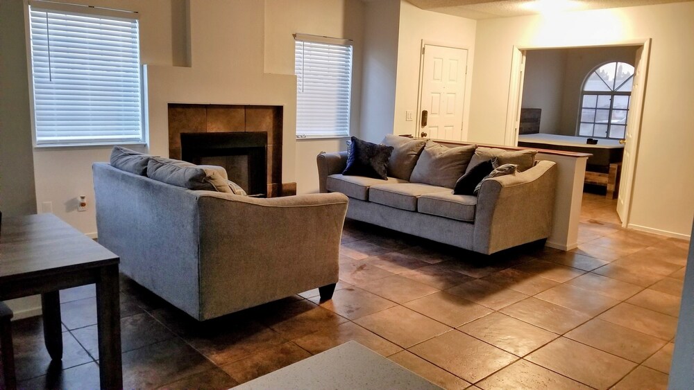 Shared cozy modernized residential home in Las Vegas (Guest Bedroom)