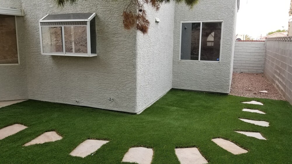 Shared cozy modernized residential home in Las Vegas (Guest Bedroom)