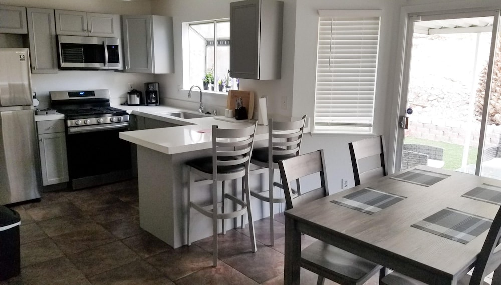 Shared cozy modernized residential home in Las Vegas (Guest Bedroom)