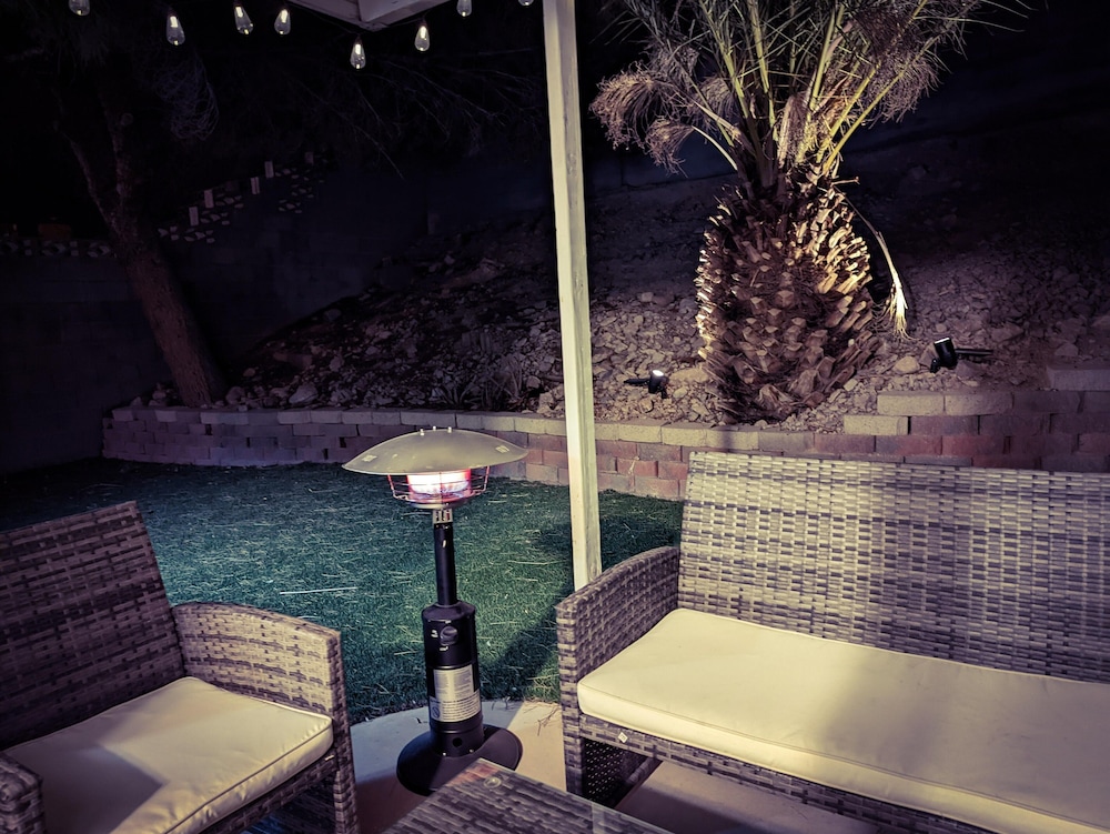 Shared cozy modernized residential home in Las Vegas (Guest Bedroom)