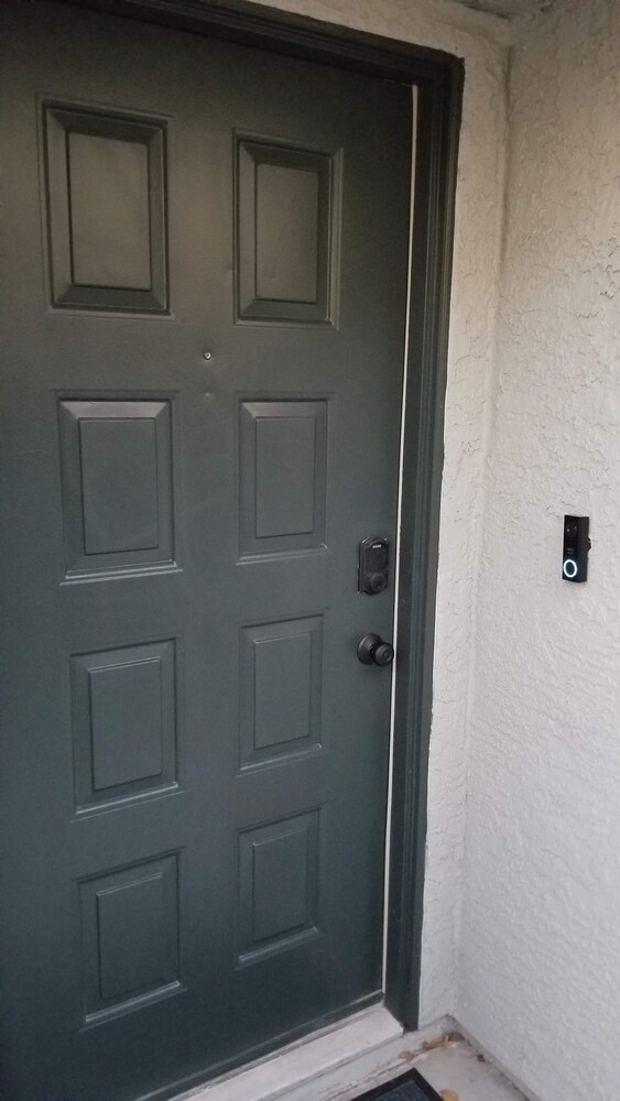 Shared cozy modernized residential home in Las Vegas (Guest Bedroom)