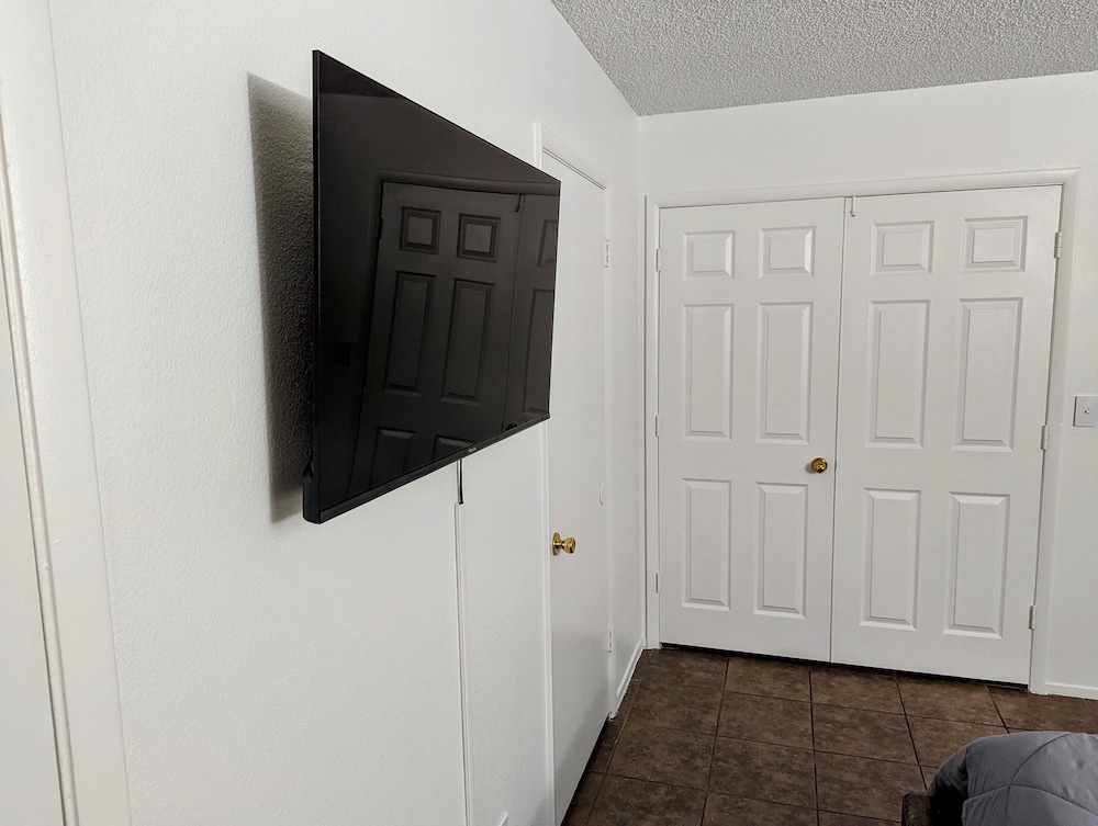 Shared cozy modernized residential home in Las Vegas (Guest Bedroom)