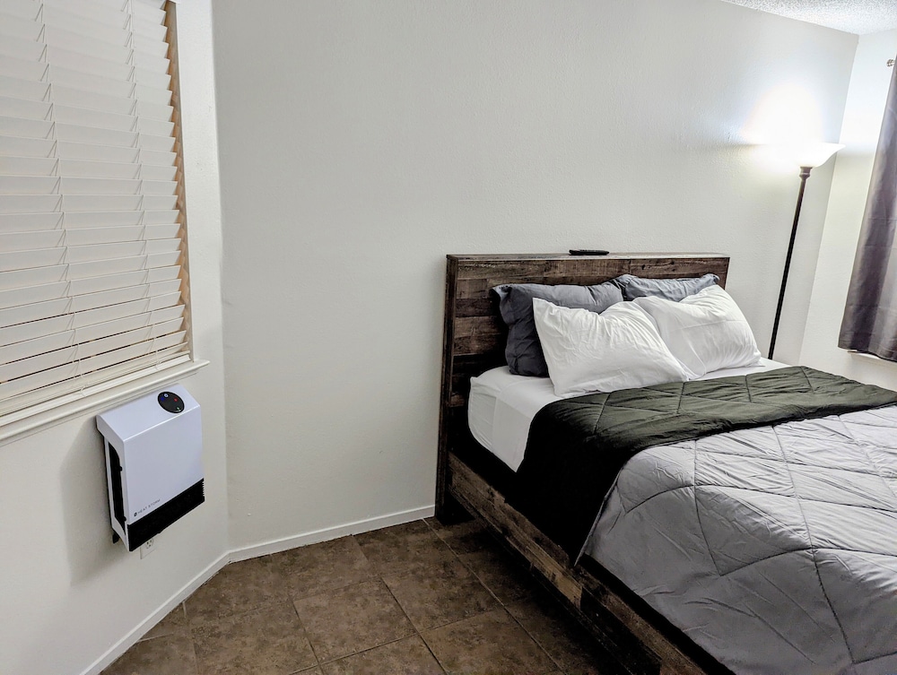 Shared cozy modernized residential home in Las Vegas (Guest Bedroom)