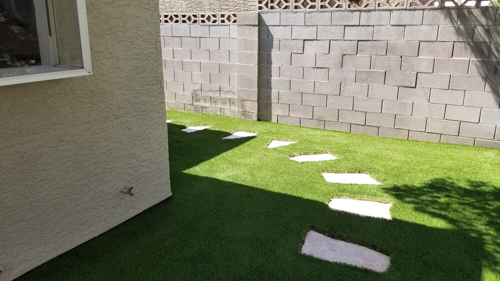 Shared cozy modernized residential home in Las Vegas (Guest Bedroom)