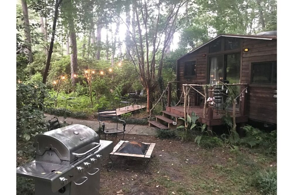 Little Leaf Cabin Tiny House Glamping in the City, Valdosta, GA