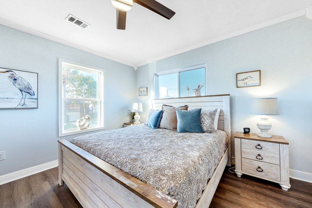 Contemporary Duplex with Free Wifi, Washer/Dryer, Full Kitchen