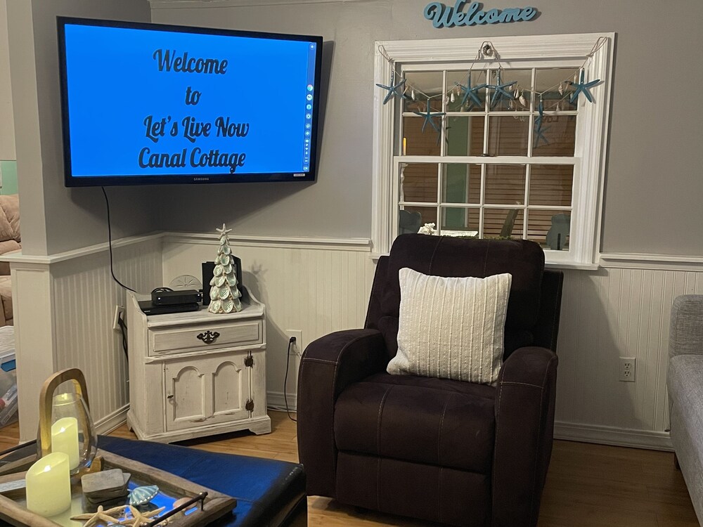 Charming Waterfront Canal Home in beautiful Old Homosassa! 5 Kayaks