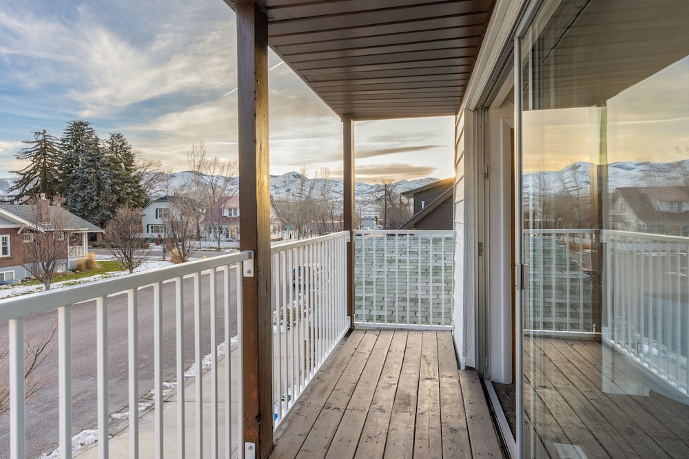 Balcony, Modern Cottage- Free parking and Self checking  