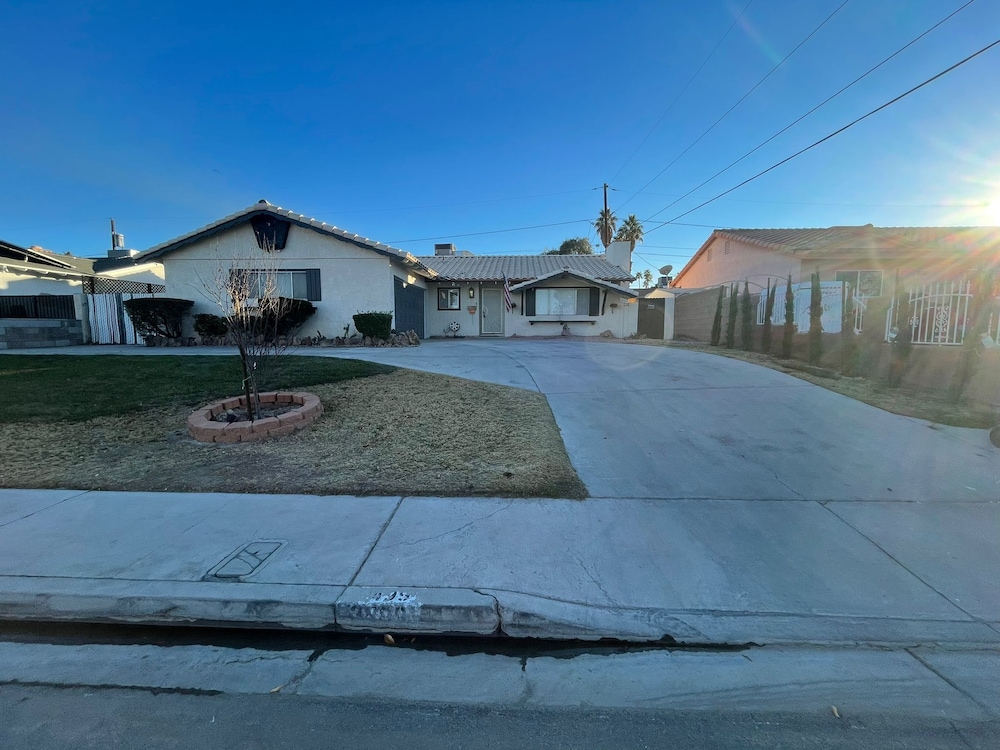 Luxurious 5BR/2BA Near Convention Center and the FAMOUS STRIP