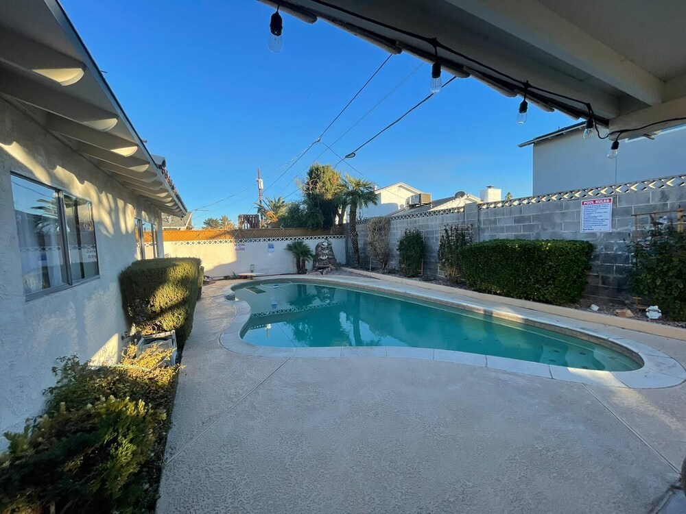 Luxurious 5BR/2BA Near Convention Center and the FAMOUS STRIP