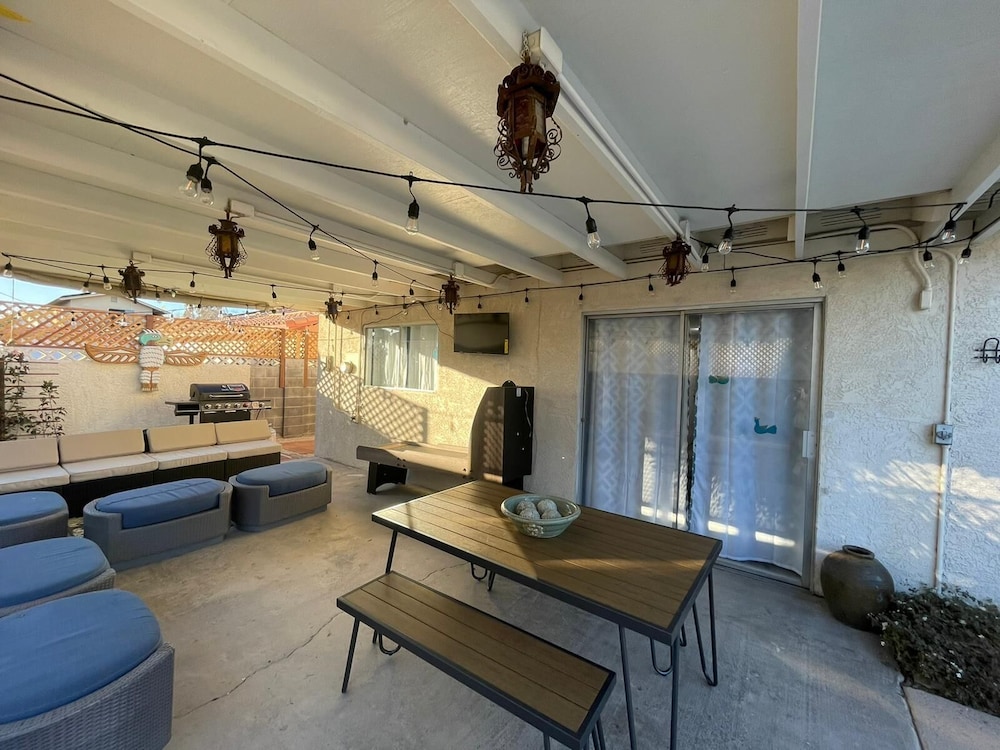 Luxurious 5BR/2BA Near Convention Center and the FAMOUS STRIP