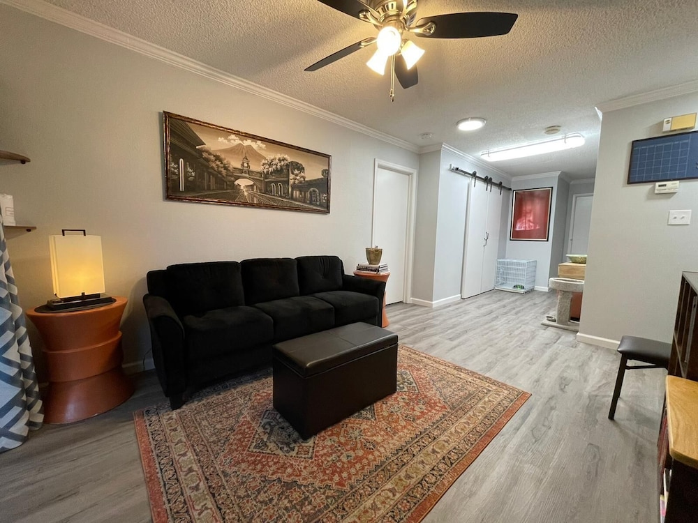 Luxurious 5BR/2BA Near Convention Center and the FAMOUS STRIP