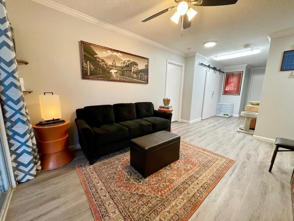 Luxurious 5BR/2BA Near Convention Center and the FAMOUS STRIP