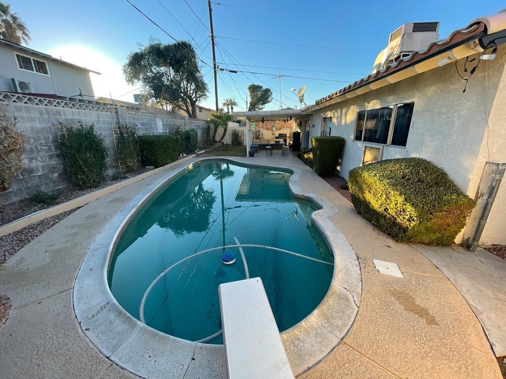 Luxurious 5BR/2BA Near Convention Center and the FAMOUS STRIP