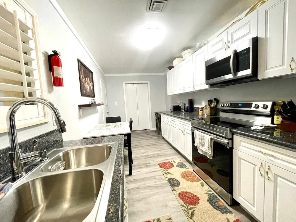 Luxurious 5BR/2BA Near Convention Center and the FAMOUS STRIP