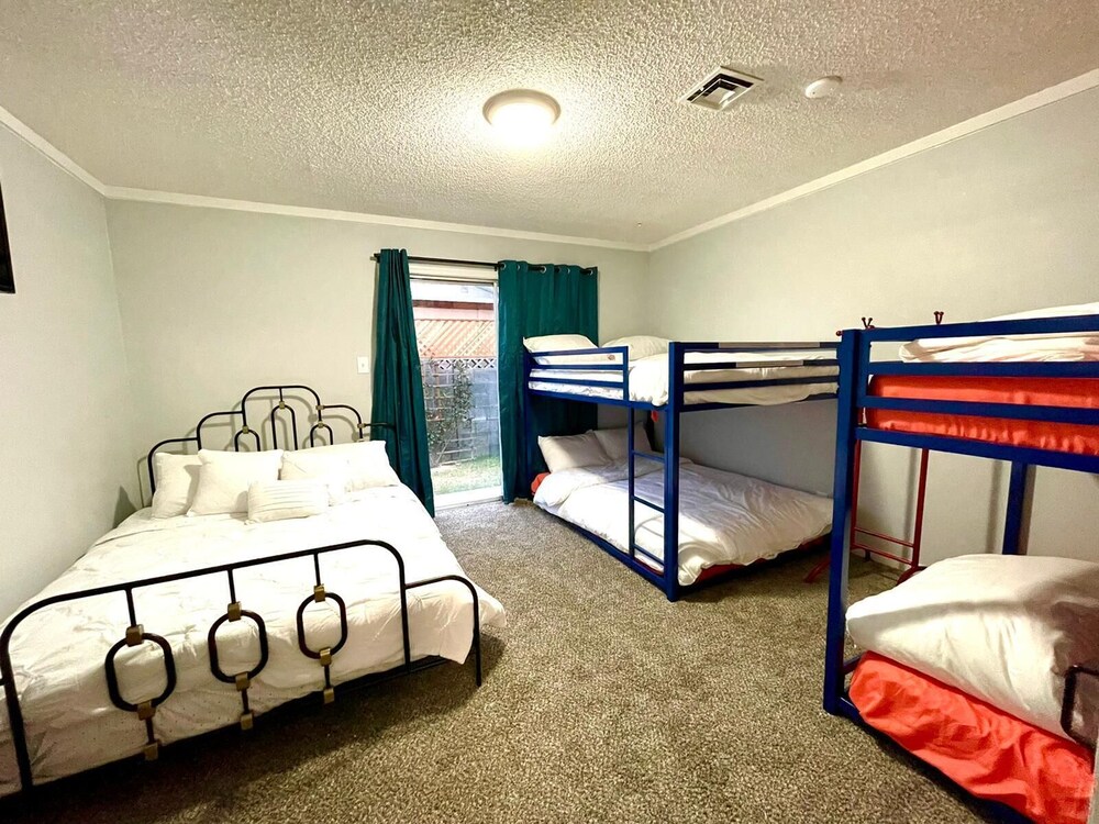 Luxurious 5BR/2BA Near Convention Center and the FAMOUS STRIP