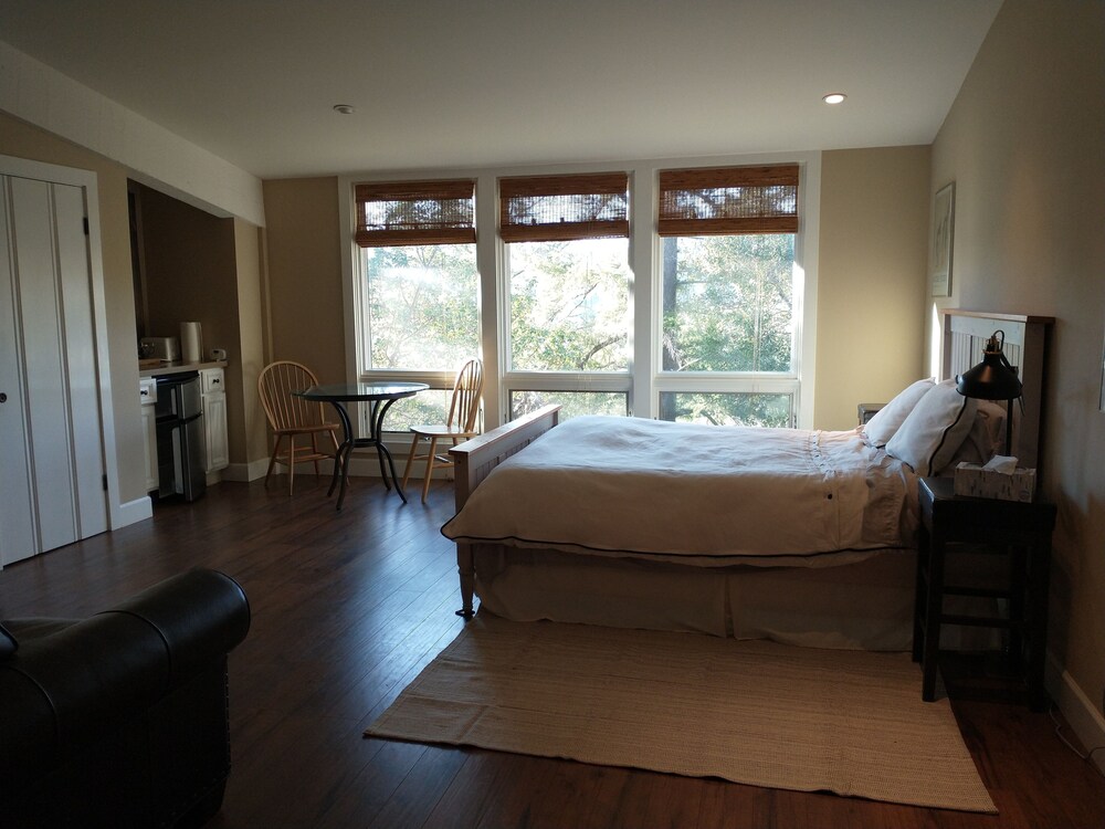 Romantic wine country getaway, close to fine dining/wineries. Sonoma