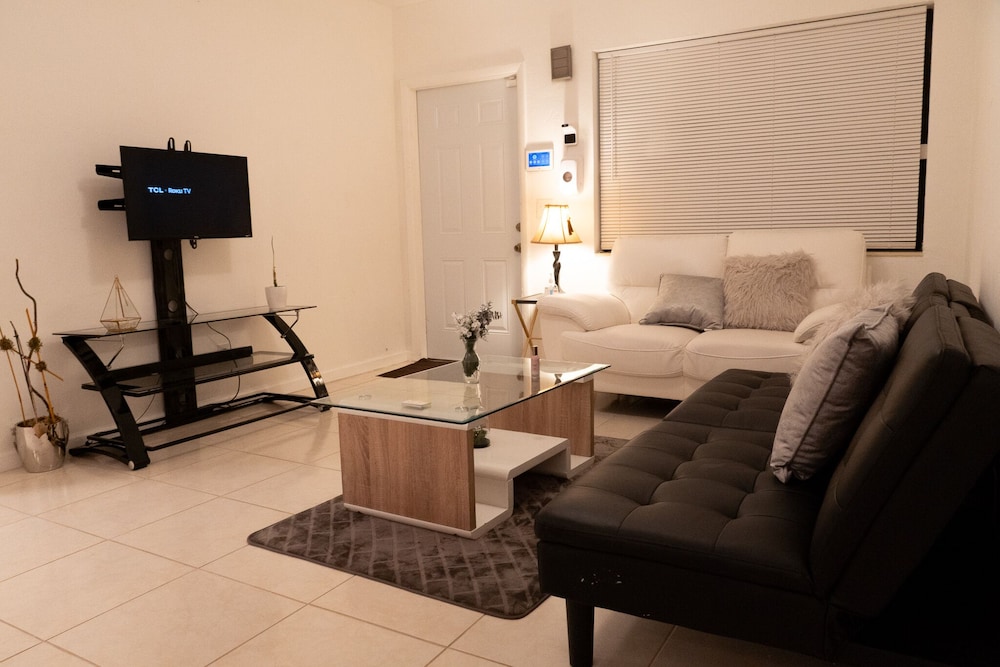 Modern 5 Guest Home in Miami (20 Minutes Away From Airports) Ideal For Long Stay
