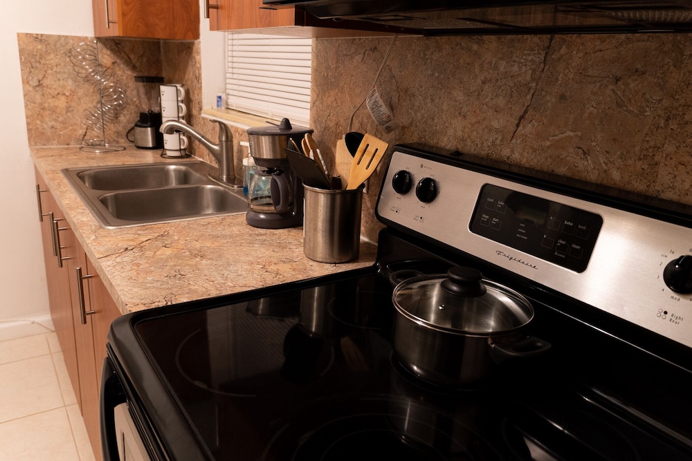 Modern 5 Guest Home in Miami (20 Minutes Away From Airports) Ideal For Long Stay