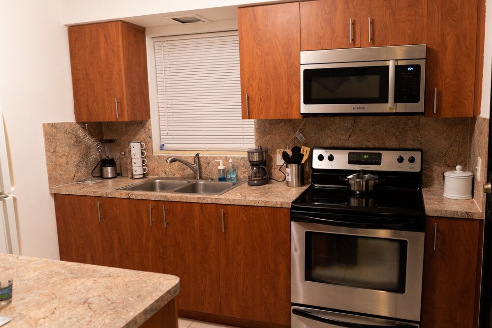 Modern 5 Guest Home in Miami (20 Minutes Away From Airports) Ideal For Long Stay