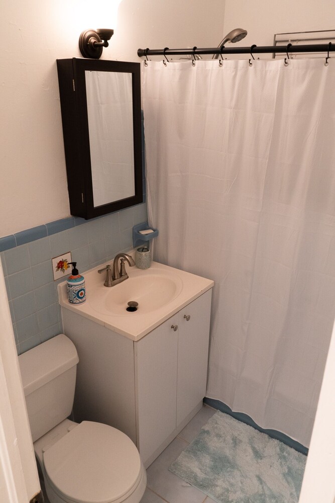 Modern 5 Guest Home in Miami (20 Minutes Away From Airports) Ideal For Long Stay