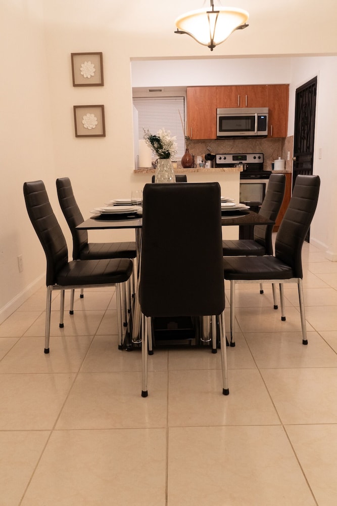 Modern 5 Guest Home in Miami (20 Minutes Away From Airports) Ideal For Long Stay