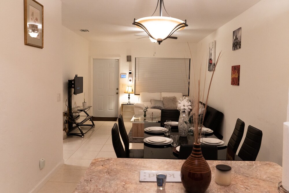 Modern 5 Guest Home in Miami (20 Minutes Away From Airports) Ideal For Long Stay