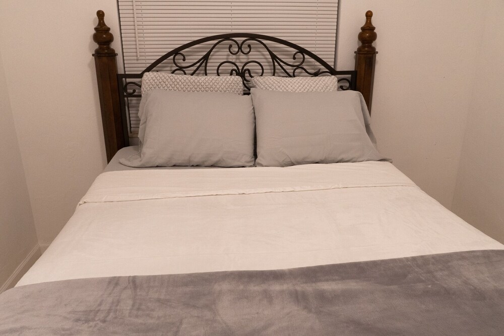 Modern 5 Guest Home in Miami (20 Minutes Away From Airports) Ideal For Long Stay