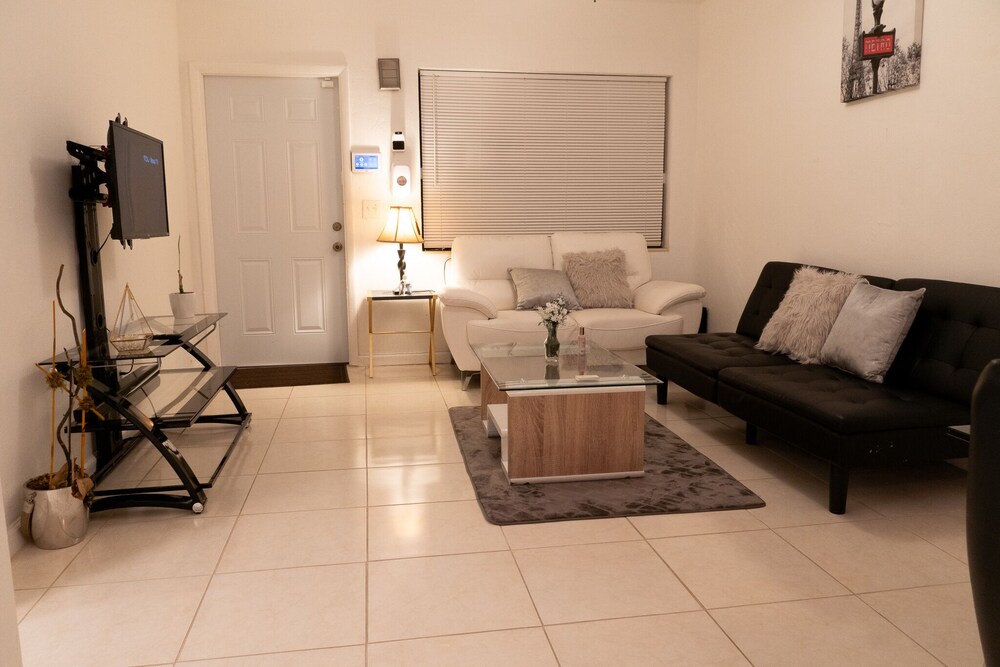Modern 5 Guest Home in Miami (20 Minutes Away From Airports) Ideal For Long Stay