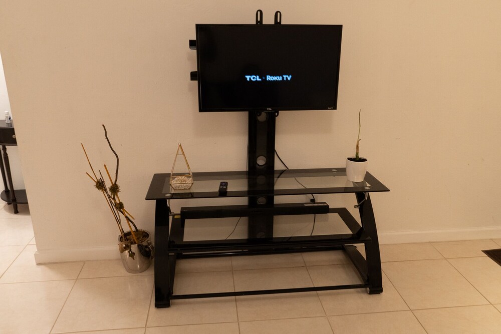 Modern 5 Guest Home in Miami (20 Minutes Away From Airports) Ideal For Long Stay