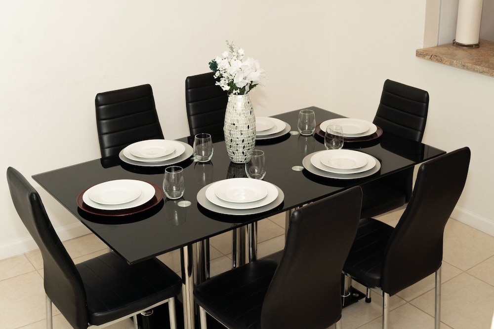 Modern 5 Guest Home in Miami (20 Minutes Away From Airports) Ideal For Long Stay