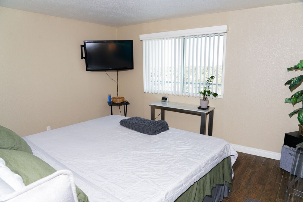 Organic Oasis In the Sky 🎡 5 Minutes from Vegas Strip Pool Gym MOUNTAIN VIEWS