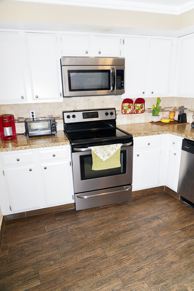 Organic Oasis In the Sky 🎡 5 Minutes from Vegas Strip Pool Gym MOUNTAIN VIEWS