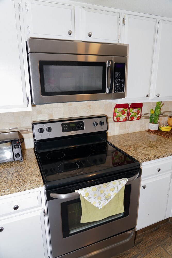 Organic Oasis In the Sky 🎡 5 Minutes from Vegas Strip Pool Gym MOUNTAIN VIEWS