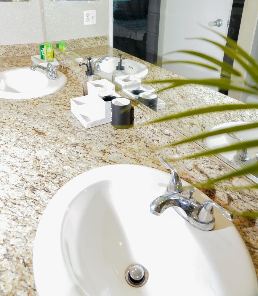 Organic Oasis In the Sky 🎡 5 Minutes from Vegas Strip Pool Gym MOUNTAIN VIEWS