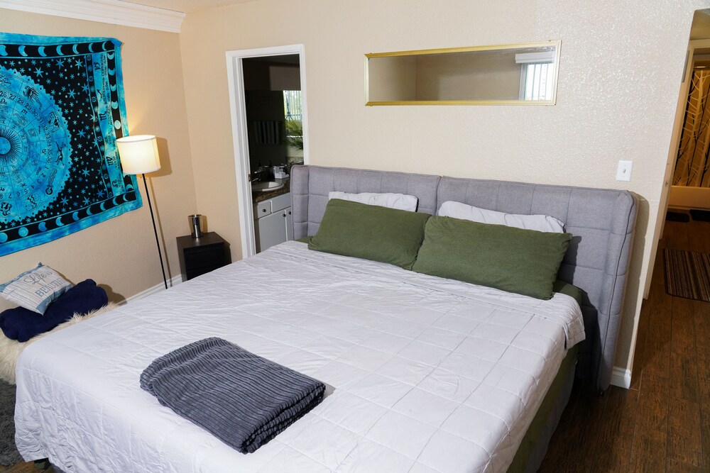 Organic Oasis In the Sky 🎡 5 Minutes from Vegas Strip Pool Gym MOUNTAIN VIEWS