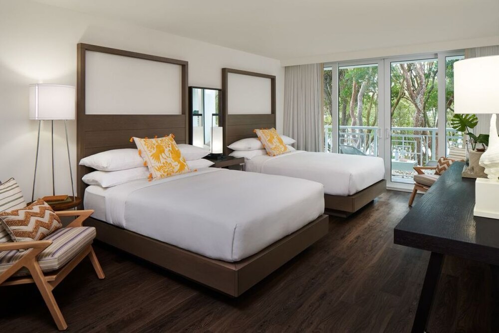 Perfect Getaway! Tropical Pool and Hot Tub, Free Parking, Near Beach Road!