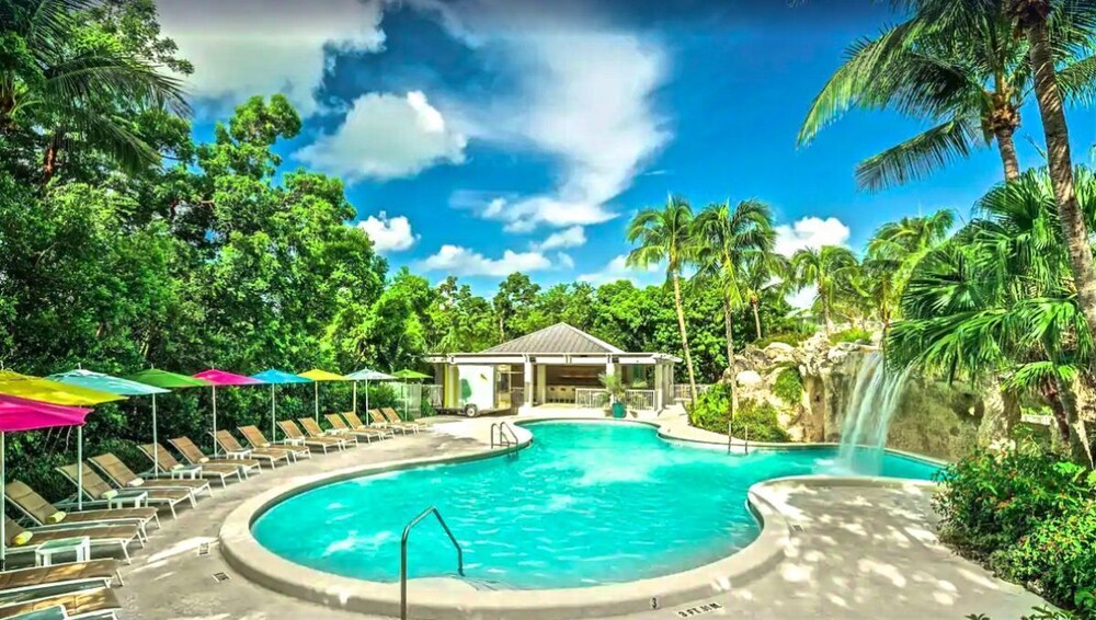 Beach Getaway! Pool, Private Beach Access, Near Beach Road, Free Parking!