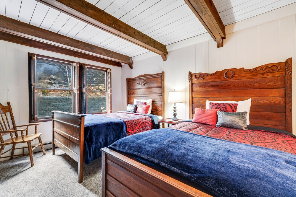 Dogfriendly home with private hot tub, 2tier deck, firepit & amazing views Beech Mountain