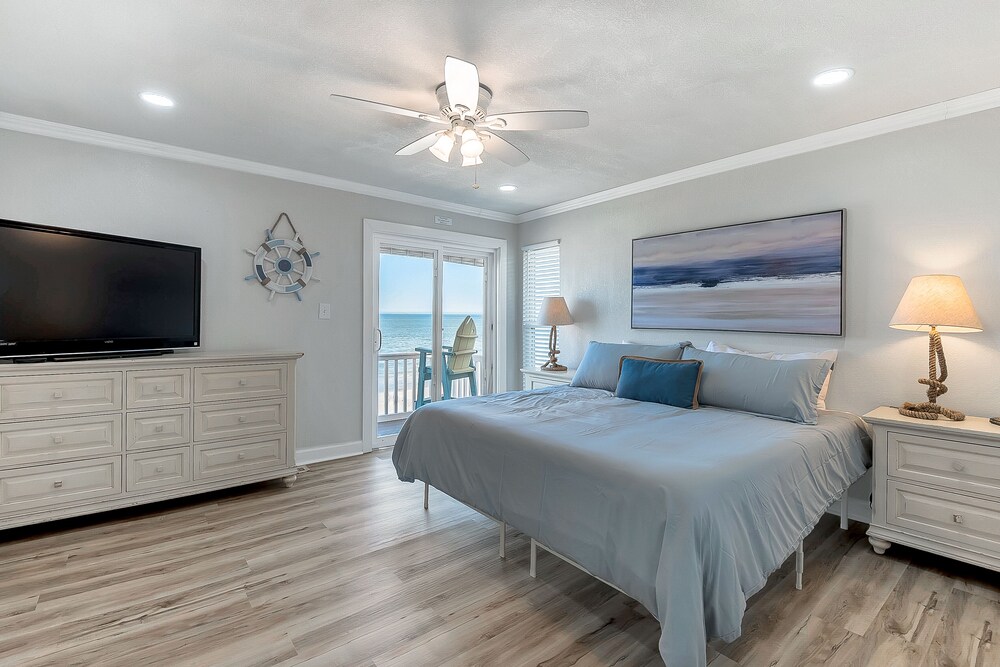 ON THE BEACH! Stunning Beachfront Property! Virginia Beach Vrbo